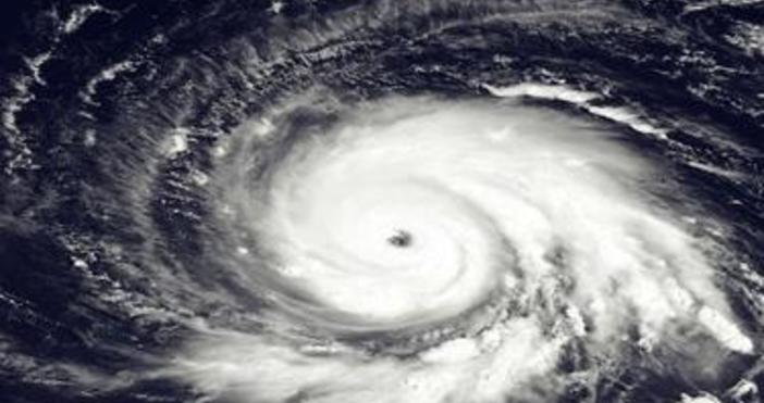 Тропическата буря Лоренцо се очаква да се усили до ураган