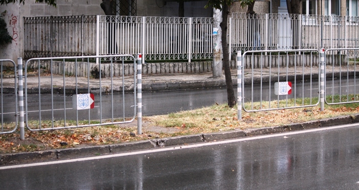 От дни оградата на бул Сливница във Варна поставена сравнително