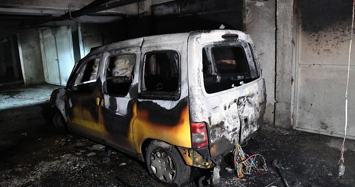 Такси на метан е избухнало в пламъци и е изгоряло
