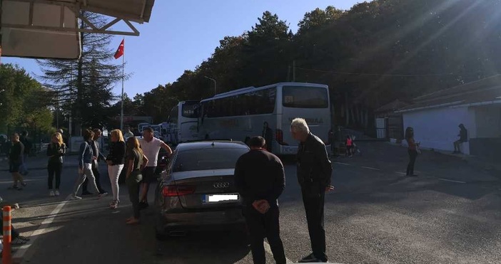 Стотици българи се оказаха блокирани на границата с Турция заради