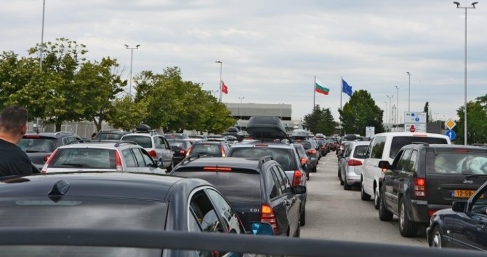 Снимка БулфотоИзключително интензивен е трафикът за товарни автомобили на изход на ГКПП