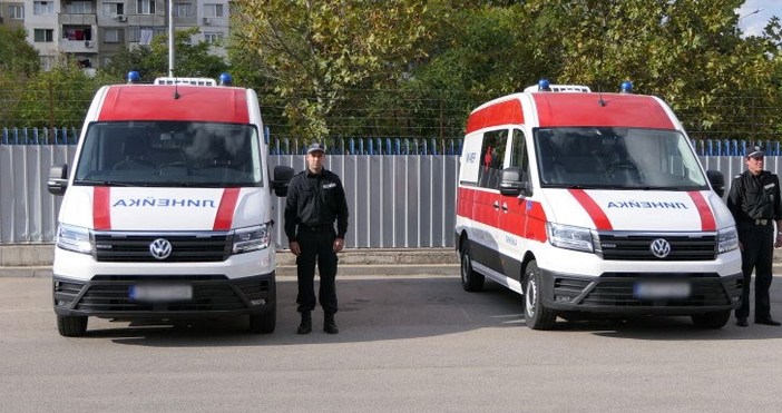 Две нови линейки с модерно медицинско оборудване предоставиха на Медицинския