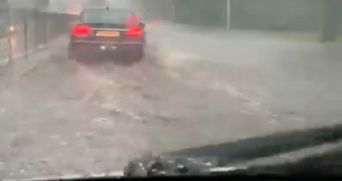 Видео: Николай Колев, Meteo BalkansСилен пороен дъжд се излива в
