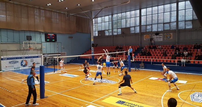 Отборът на Добруджа 07 започна с категорична победа във волейболния