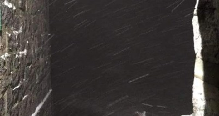 24chasa bgСНИМКА фейсбук Заслон Черни връхСняг заваля и на най високия връх във