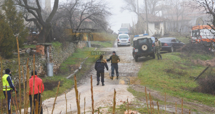 Барети жандармерия и полиция са блокирали Тополовград около село Орешник