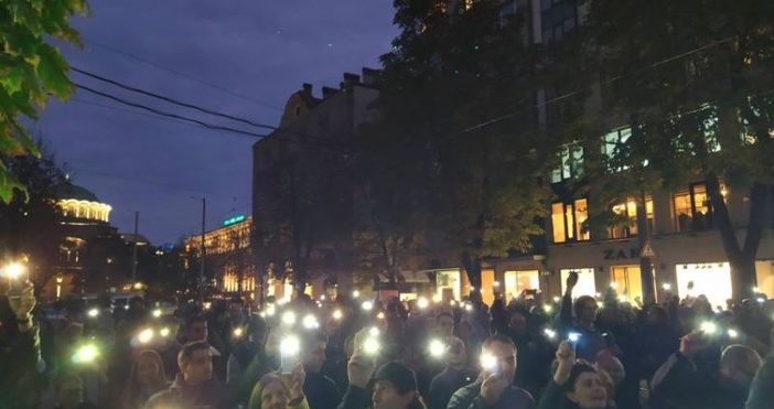 Снимка Златина Манолова / OFFNewsСтотици дадоха светлина с телефони, запалки