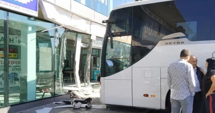 Снимки: Николай Славов, FacebookАвтобус се е врязал в сградата на
