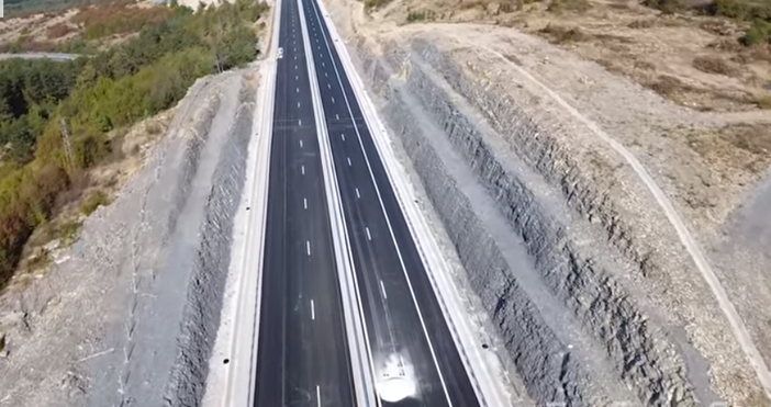 Новият миниучастък от автомагистрала Хемус има неподобаващ вид дни преди откриването си.Видео