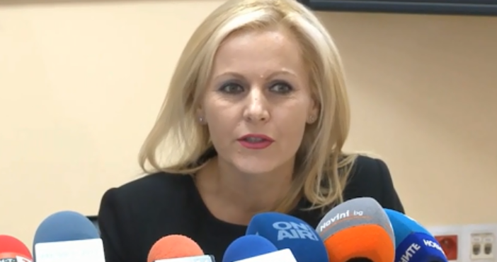 Видео: Novini.bgЗадържахме 10 лица при акцията срещу телефонни измамници във Нова Загора,