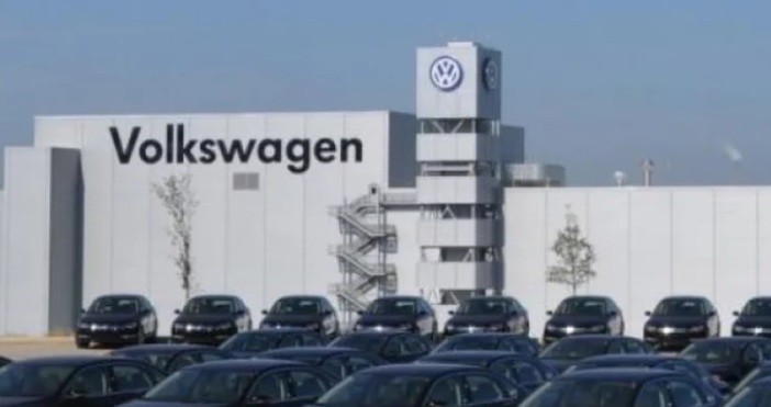 Автомобилният концерн Volkswagen отлага решението за изграждане на завод в