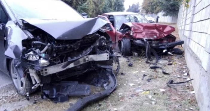 Снимка Дарик Два автомобила БМВ и Тойота  се удариха почти челно