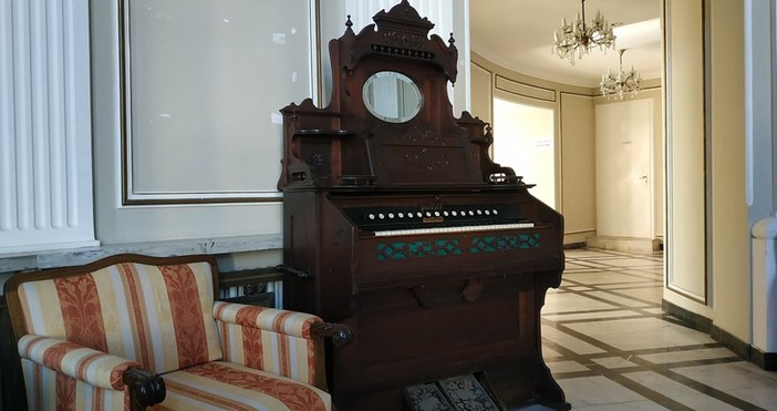 снимки: Виолета Тончева, ФейсбукИзящен орган, марка Parkard, произведен през 1830 г.