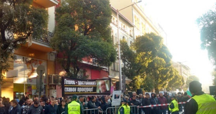 Източник и видео: Novini.bgРайонът около сградата на ВСС е блокиран от полиция и