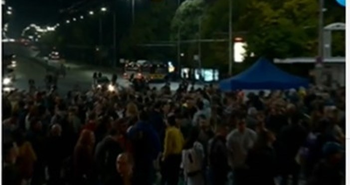кадър Нова тв80 100 души бяха останали да протестират към 23