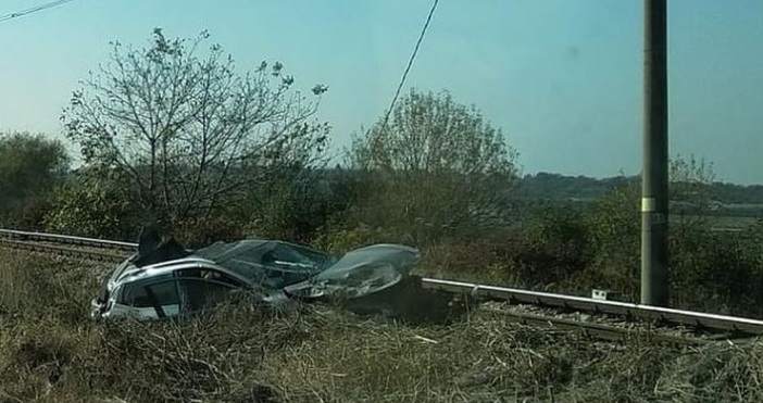 Снимка БлицТежък пътен инцидент на жп прелез край Разград се