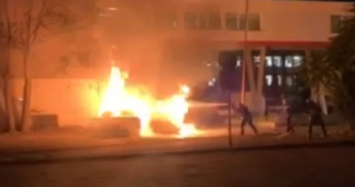 Видео Флагман Таксиметров автомобил е пламнал изненадващо пред Спешния център на