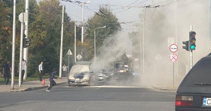 Снимка  Traffic newsШофьор чиято кола е пламнала на пловдивския булевард Македония е станал жертва