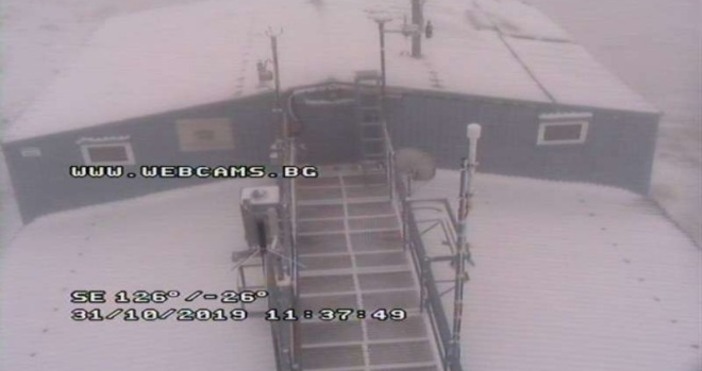 Снимка: webcams.bgМусала се събуди със снежна пелерина. Най-високият връх на Балканския