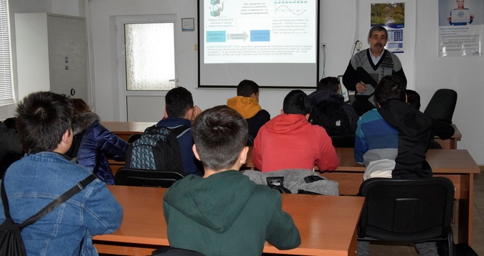 Ученици от Професионалната гимназия по електротехника във Варна посетиха Учебния