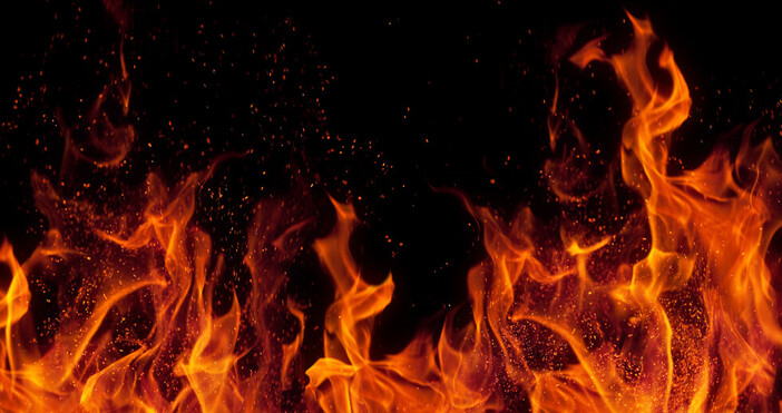 Снимка PixabayПловдивски пожарникари гасят пожар в склад в село Маноле