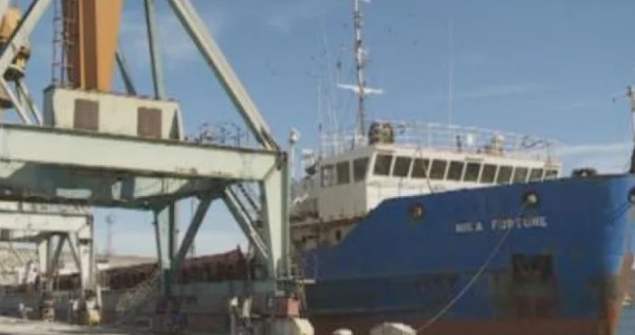 Екипажът на кораб Ника Фортуна бедства в пристанище Варна Запад от