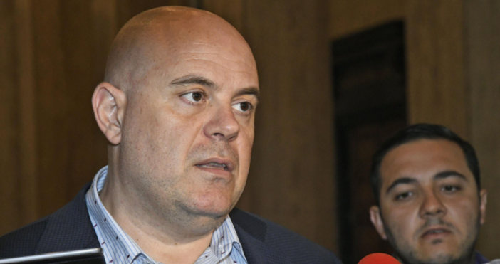 Снимка БулфотоС 20 гласа за и 4 против Иван Гешев беше преизбран