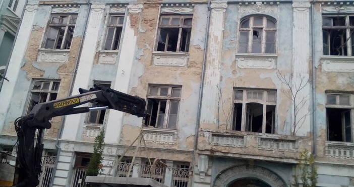 Снимки: ПетелЗапочна укрепването на емблематичната сграда на някогашната Софийска банка