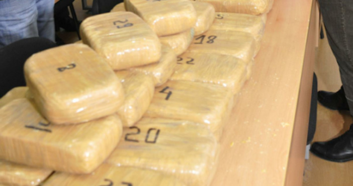 93 6 кг хероин разпределен в 184 пакета са задържани на