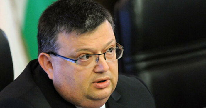 Главният прокурор Сотир Цацаров пристигна в парламента, предаде  Агенция Фокус. В
