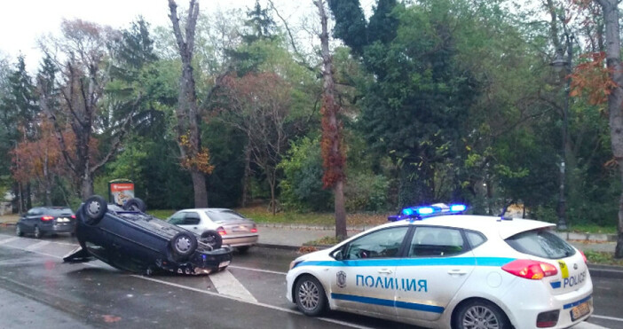 Снимка Радио ВарнаЛек автомобил се обърна по таван на бул