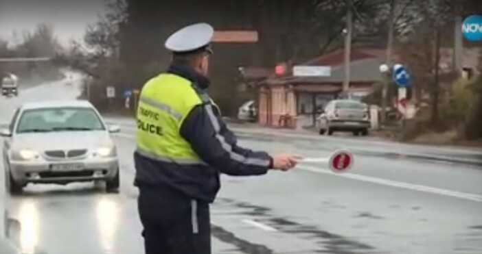 Пътните полицаи в цялата страна проверяват готовността на автомобилите за