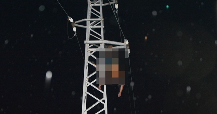 Снимка БулфотоОткриха тялото на млад мъж на електрически стълб за