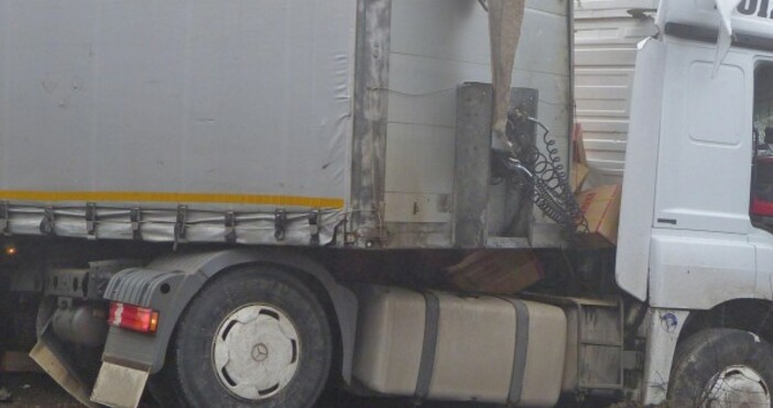 Камион с българска регистрация е катастрофирал край северномакедонския град Куманово