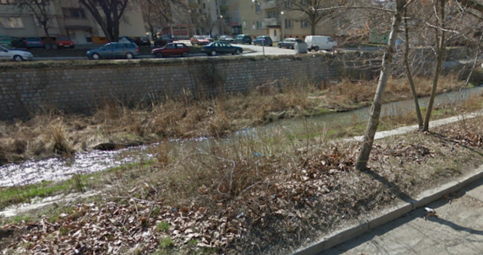 Снимка Google MapsРека Струма потече в червено в град Перник По
