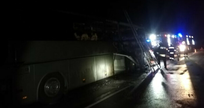 Снимки МВРАвтобус с 51 пътници се е запалил около 19
