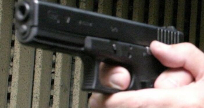 Снимка: Булфото53-годишен мъж размаха пистолет в поликлиника в Бургас, съобщават от
