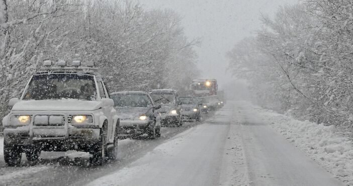 Източник Фокус снимка БулфотоМокър сняг заваля в София пътните настилки
