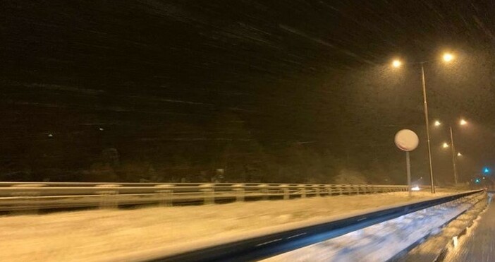 снимки  TrafficNewsОбилен сняг вали на автомагистрала Тракия между София и Пловдив Снегорини почистват пътните платна и опесъчават В