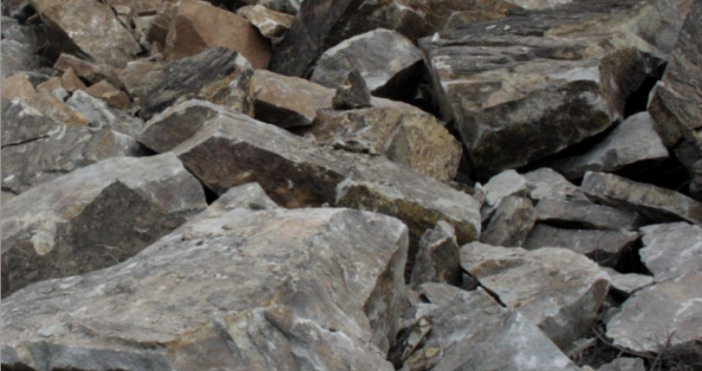 Паднали камъни на пътното платно затрудняват движението по пътя Асеновград