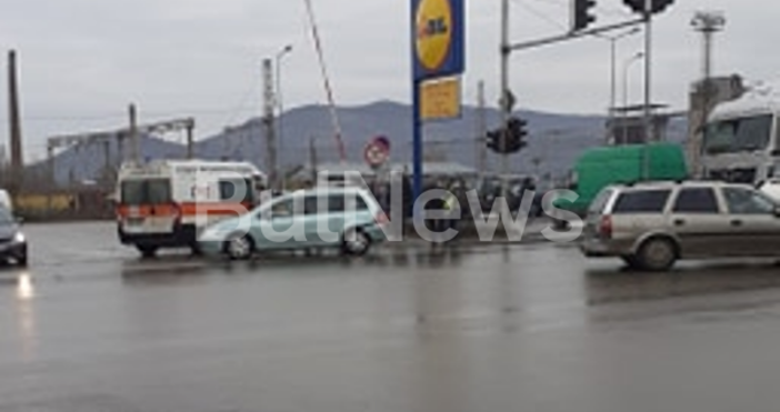 Снимка БулнюзЧешки ТИР отнесе Пежо на възлово кръстовище във Враца