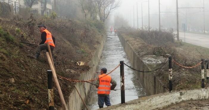 снимка Live Varna bgПочистване на отводнителни канали и дерета се
