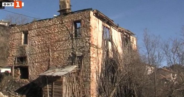 Двама младежи спасиха възрастна жена от пламнал в къщата ѝ