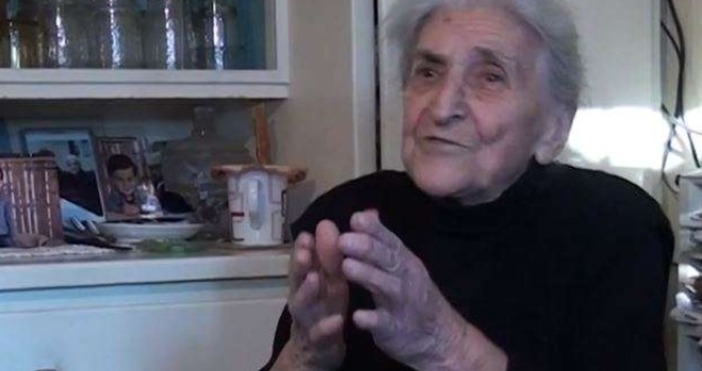 На 90 годишна възраст бивша преподавателка по математика продължава да помага