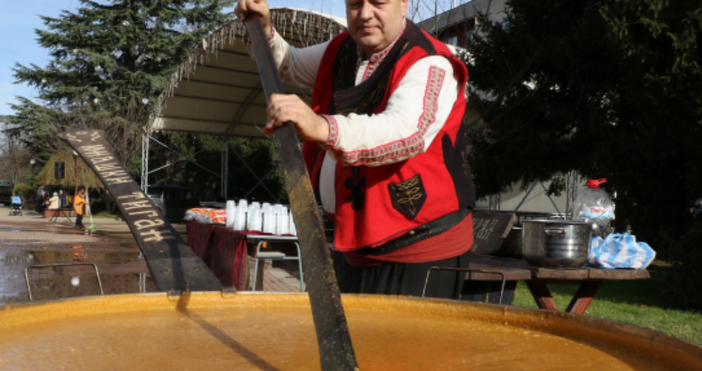 Снимки БулфотоНад 50 килограма боб приготви майстор Ангел Ангелов в