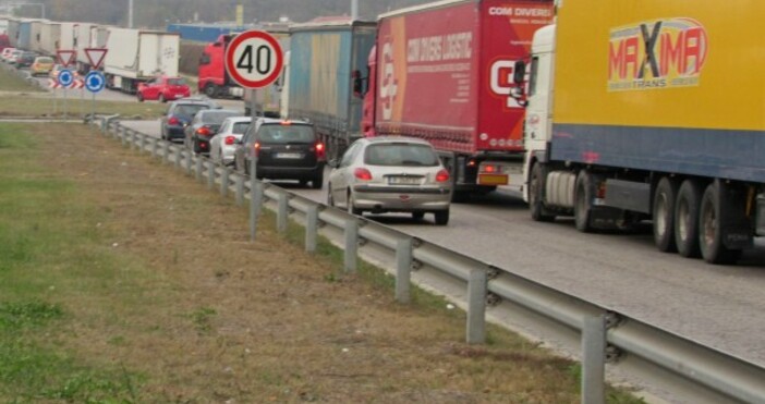 Снимка pixabayДвижението на камионите над 12 т ще бъде ограничено днес по автомагистралите и