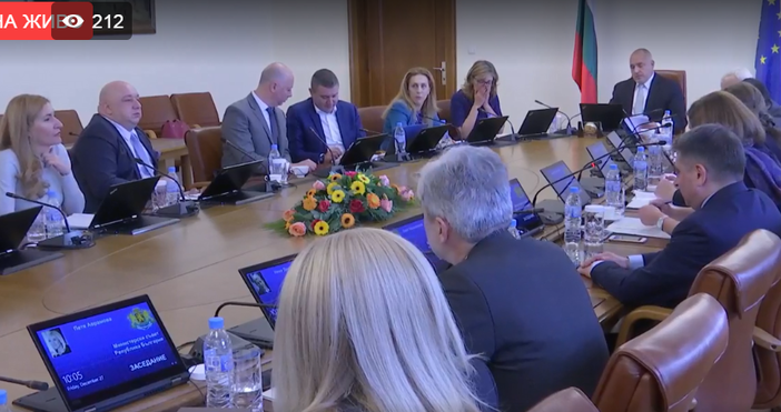 Източник и видео: Novini.bgВсички 19 министри препита днес премиерът Бойко