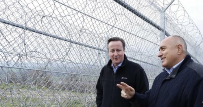 Снимка МСБившият британски премиер Дейвид Камерън изненада премиера Бойко Борисов с подписана
