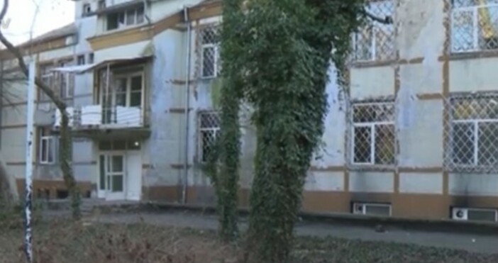 Кадър бТВПсихичноболните, настанени в болницата в Раднево, влизат и излизат,