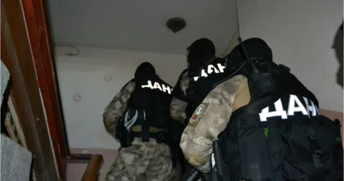 Снимкса ДАНСАгенти на ДАНС и служители на МВР влизат във